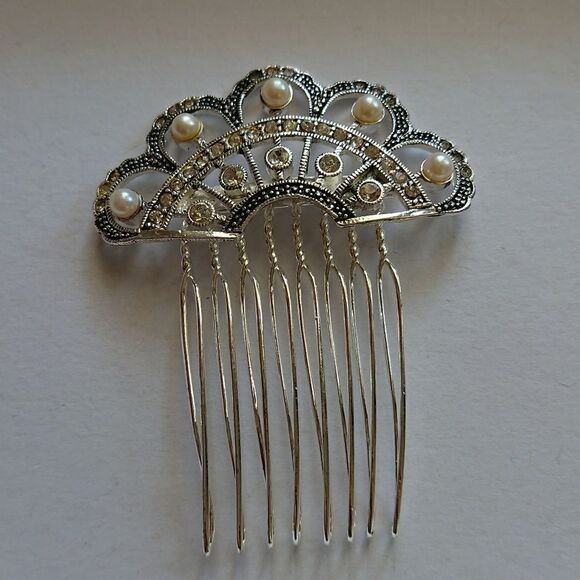 Fan Shaped Comb with crystals and pearls - Picture 1 of 7